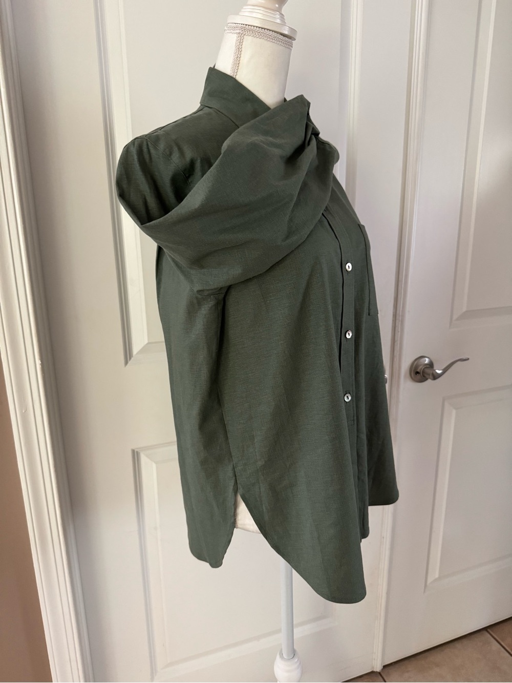 Vince Long Sleeve Linen Blend Button-Up Shirt in Sea Fern. Size M. MSRP $298 - Picture 9 of 17